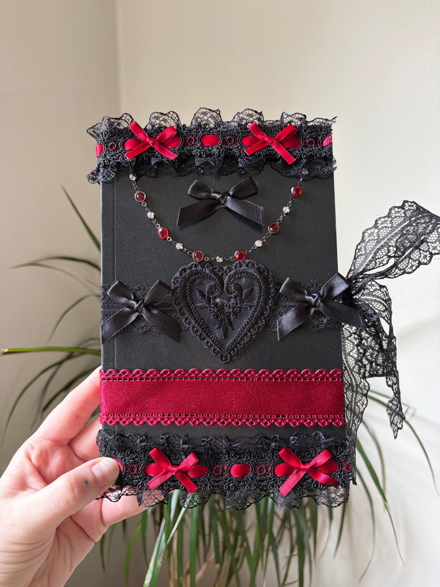The Crimson Journal 🖤Handdekorerad journal – One of a Kind